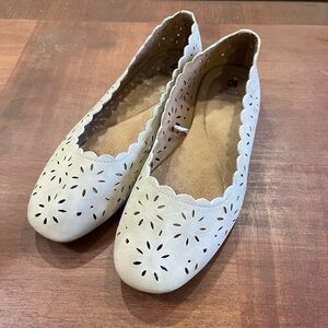 White Mountain Light Tan Scalloped Ballet Flats
